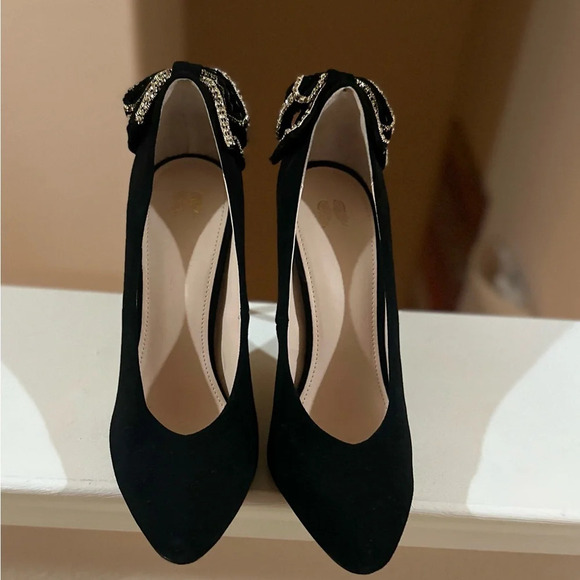 New Victoria’s Secret Black Leather Suede Jeweled Bow On Bsck Closed Toe Heels 9 - Picture 1 of 10